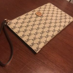 *LIKE NEW MICHAEL KORS WRISTLET*